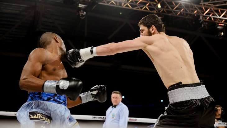Российский боксер Саламов защитил титул ЧЕ по версии WBO, победив Энгумбу