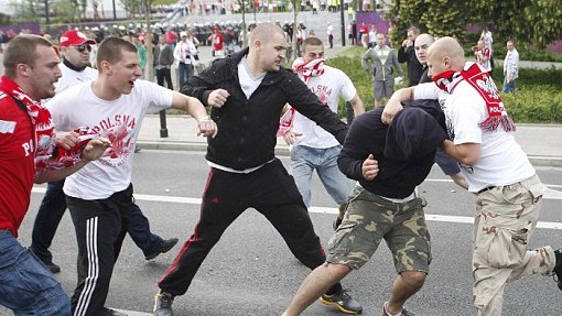 Полиция задержала 12 польских фанатов в Марселе Полиция задержала 12 польских фанатов в Марселе