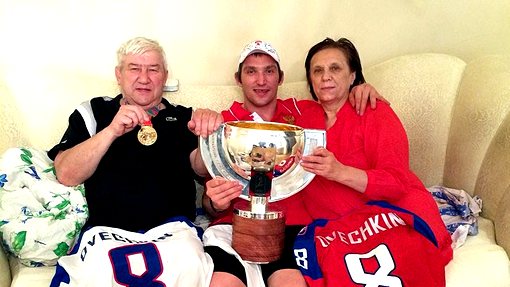 Александр Овечкин с родителями Александр Овечкин с родителями