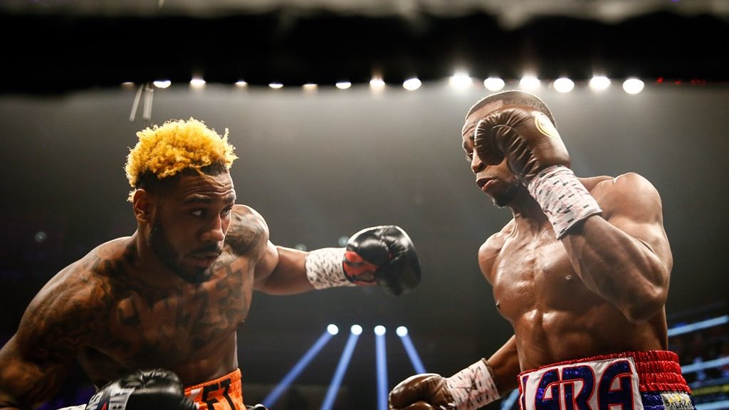 Херд (слева) победил Лару и объединил титулы WBA и IBF Херд (слева) победил Лару и объединил титулы WBA и IBF