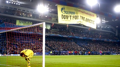 Активисты Greenpeace развесили огромное полотно Активисты Greenpeace развесили огромное полотно