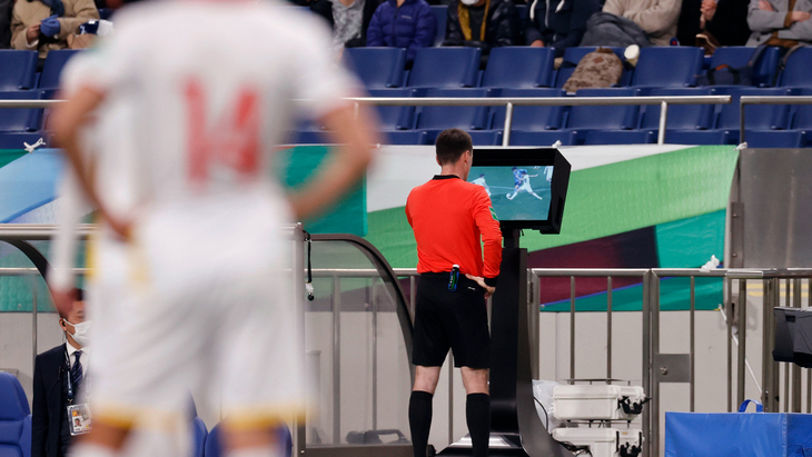 Ильгиз Танташев смотрит VAR Ильгиз Танташев смотрит VAR