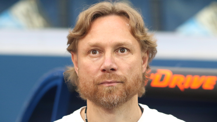 Валерий Карпин — тренер сборной России Валерий Карпин — тренер сборной России