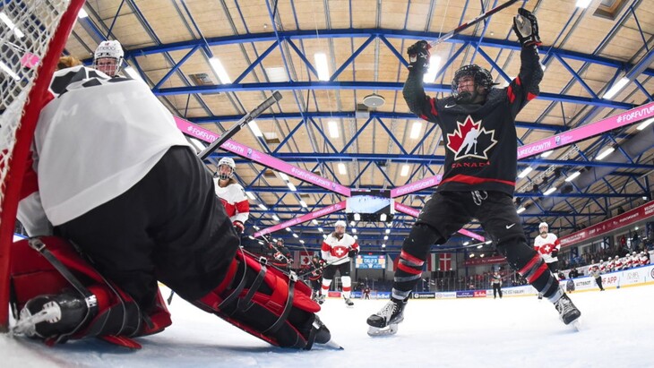 Канадские хоккеистки сыграют с командой США в финале ЧМ-2022
