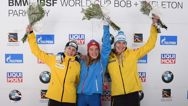 Елена Никитина в окружении двух немок