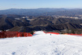 Горнолыжные трассы спускаются с двух холмов: Gold Peak (1127 м) и Dragon Peak (1458 м).