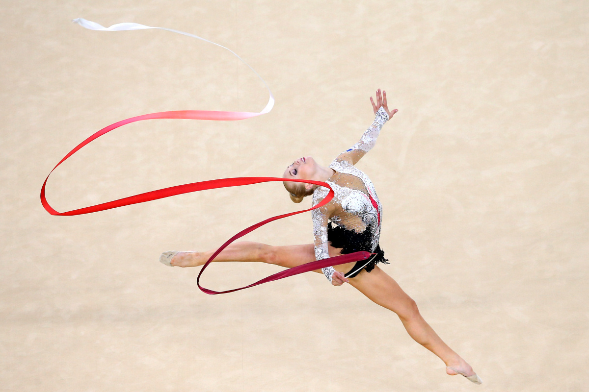 Командная гимнастика. Упражнение с лентой художественная гимнастика. Гимнастика с лентами выступление. Художественная гимнастика. Выступления с лентой художественная.