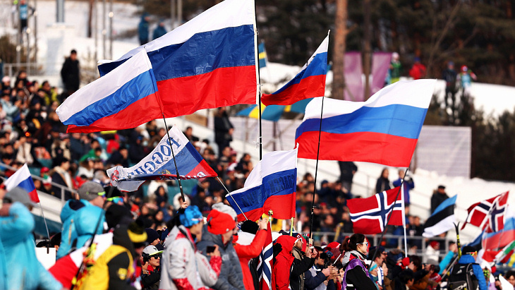 Болельщики сборной России на лыжной трассе Болельщики сборной России на лыжной трассе