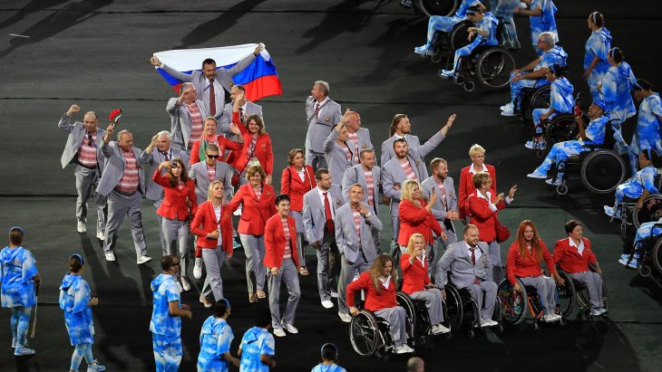 IPC аннулировал аккредитацию белоруса, который нес флаг РФ IPC аннулировал аккредитацию белоруса, который нес флаг РФ